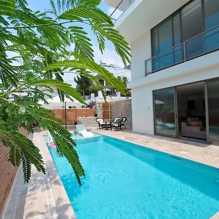 Central Triplex Villa With Pool & Partial Sea View